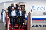 Prezident Zeman vystupuje z letadla v Číně při své minulé návštěvě
