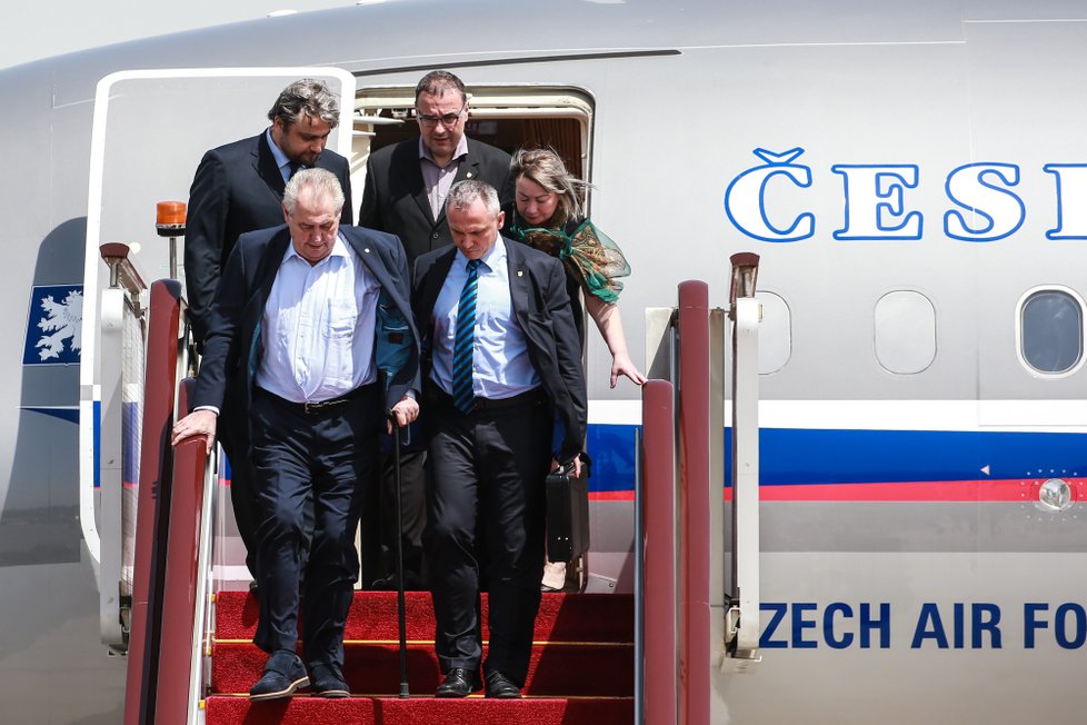 Prezident Zeman vystupuje z letadla v Číně