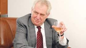 Miloš Zeman kouřil po celou dobu rozhovoru silné cigarety Davidoff, sklenky suchého veltlína, který nám také nabídl, si však během svých odpovědí příliš nevšímal.