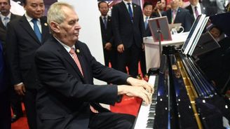 Každé ráno na piano hraje… Zeman. Prezident v Číně zabrnkal svou oblíbenou píseň