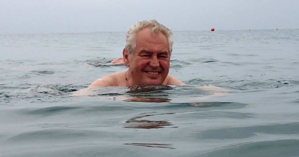 Miloš Zeman (70) vzdoruje větru i chladu, aby si mohl zaplavat v moři!
