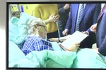 Mynář ukázal veřejnosti Zemana v nemocnici na videu, podepsal Vondráčkovi dokument
