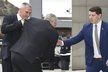 Klopýtnutí Miloše Zemana: Při pádu ho chytil bodyguard, prezident ztratil botu