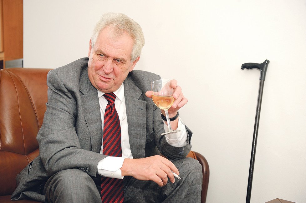 Miloš Zeman kouřil po celou dobu rozhovoru silné cigarety Davidoff, sklenky suchého veltlína, který nám také nabídl, si však během svých odpovědí příliš nevšímal.