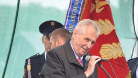 Prezident Miloš Zeman (vlevo) při setkání s obyvateli obce Jakartovice na Opavsku