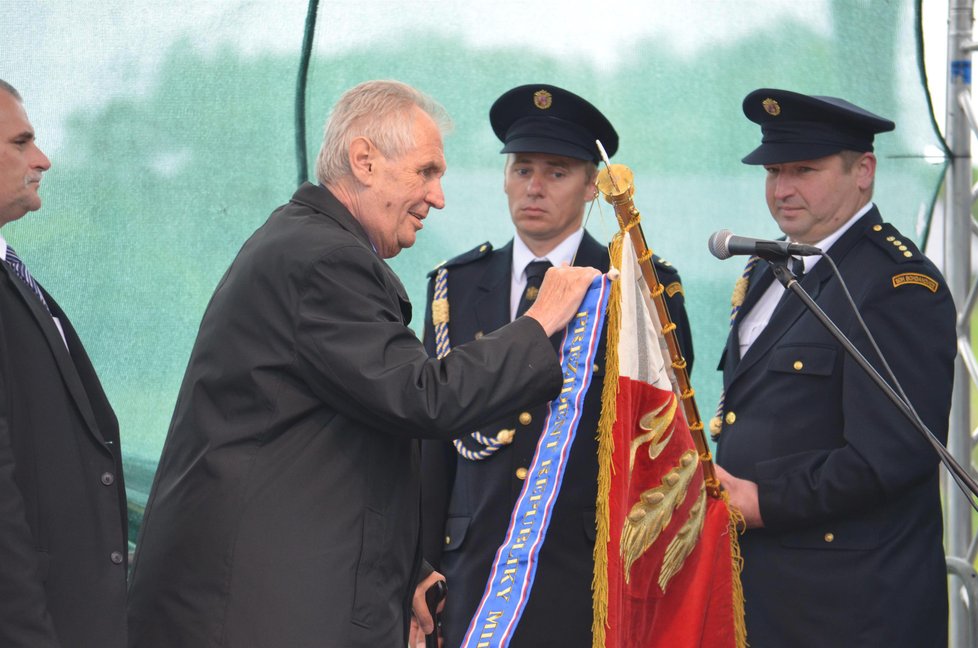 Prezident Miloš Zeman (vlevo) při setkání s obyvateli obce Jakartovice na Opavsku