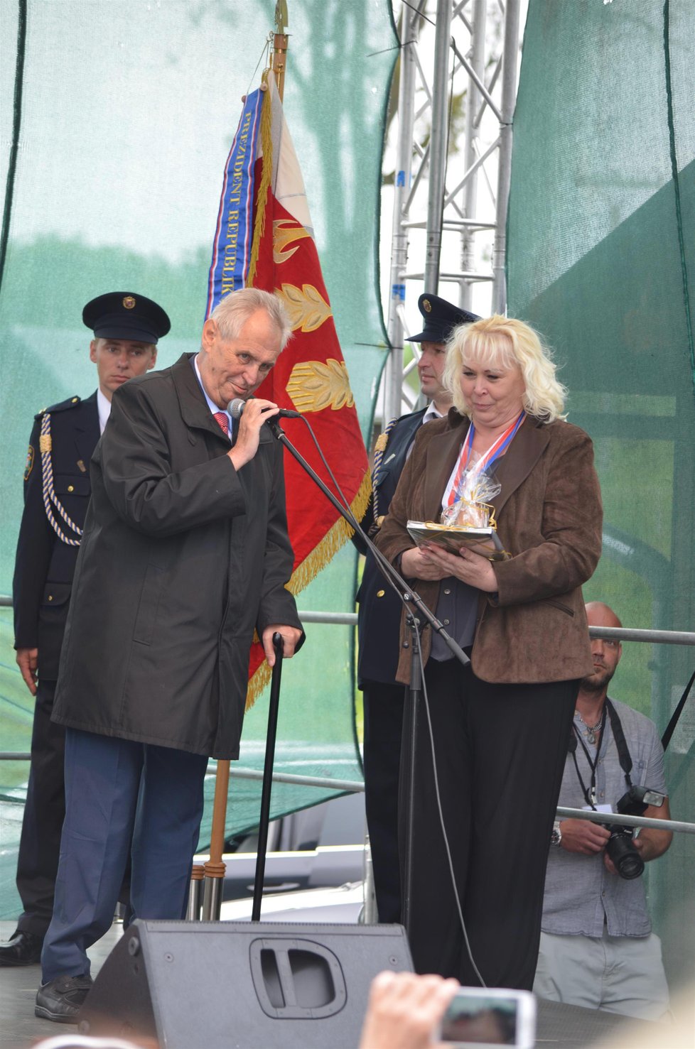 Prezident Miloš Zeman (vlevo) při setkání s obyvateli obce Jakartovice na Opavsku