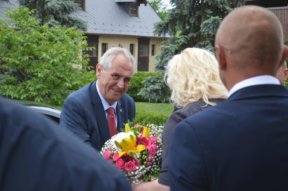 Prezident Miloš Zeman (vlevo) při setkání s obyvateli obce Jakartovice na Opavsku