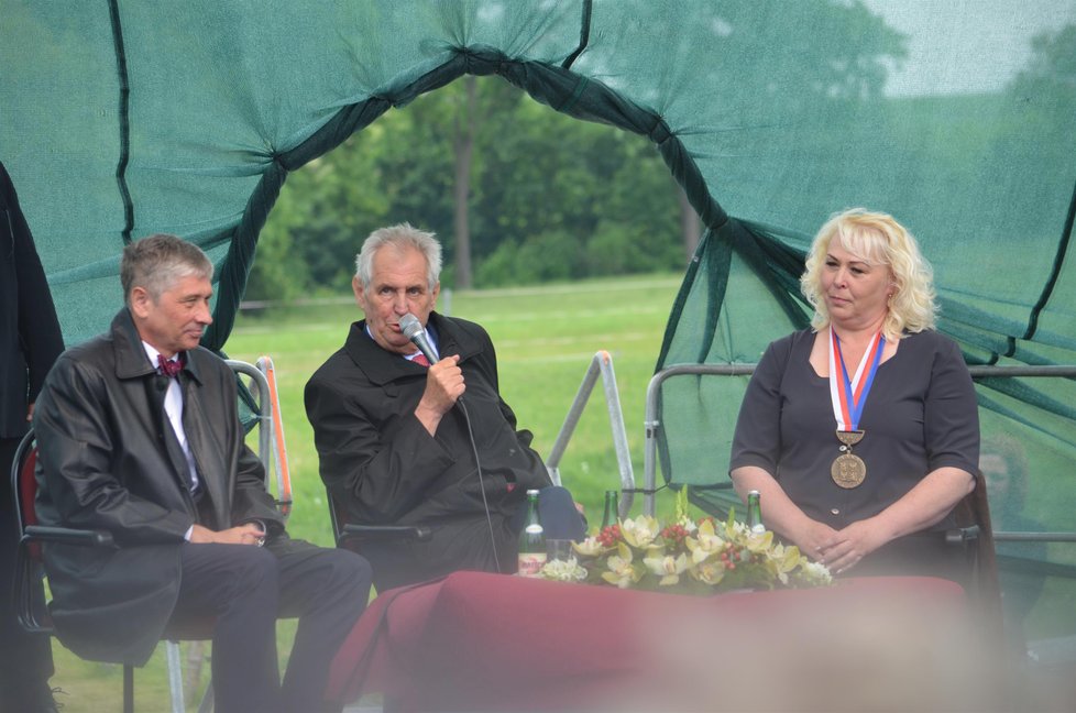 Prezident Miloš Zeman (vlevo) při setkání s obyvateli obce Jakartovice na Opavsku