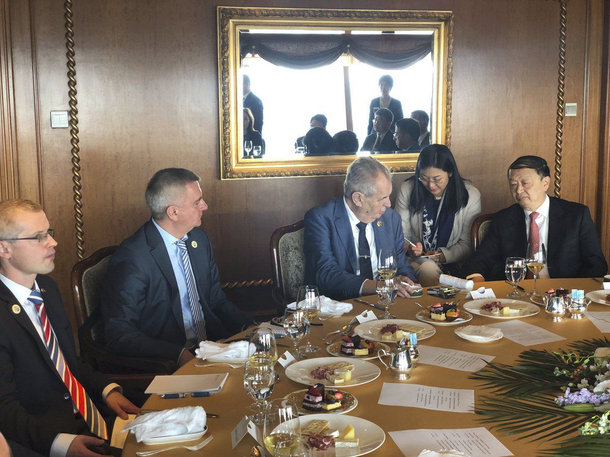 Prezident Miloš Zeman a kancléř Vratislav Mynář se zástupci společnosti CITIC v Číně (25. 4. 2019)