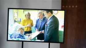 Prezident Zeman v nemocnici podepisuje rozhodnutí o svolání schůze Poslanecké sněmovny (21. 10. 2021).