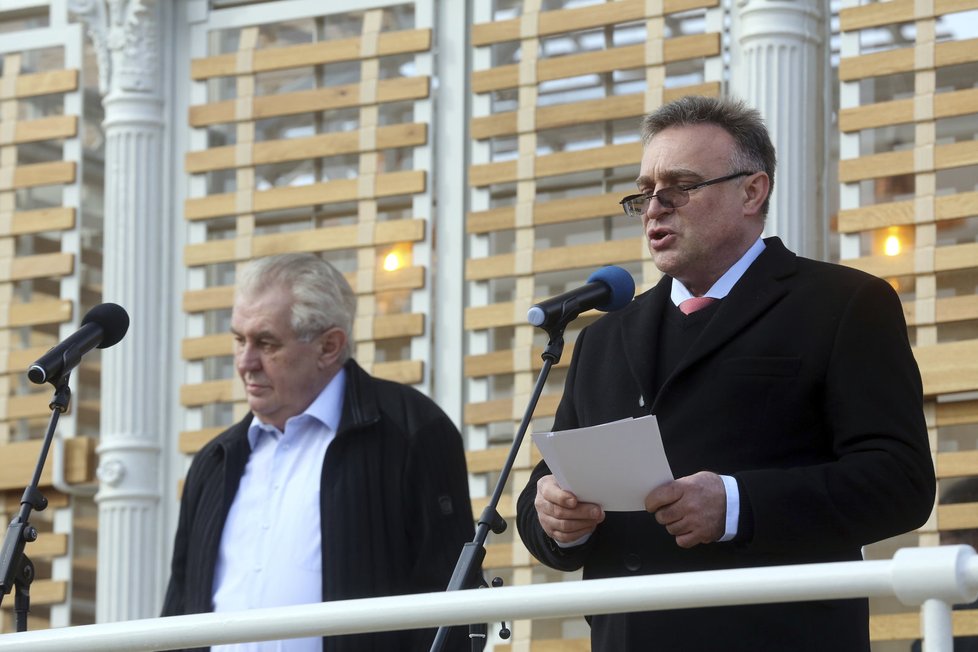 Miloš Zeman během otevírání opraveného skleníku u lánského zámku.