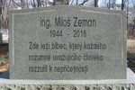 Lidová tvořivost už dotáhla Zemanův náhrobek do finální podoby.