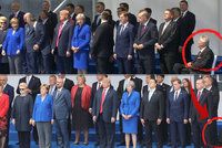 Sedící Zeman se nevešel na přátelské fotky lídrů NATO. Zůstala jen jeho noha