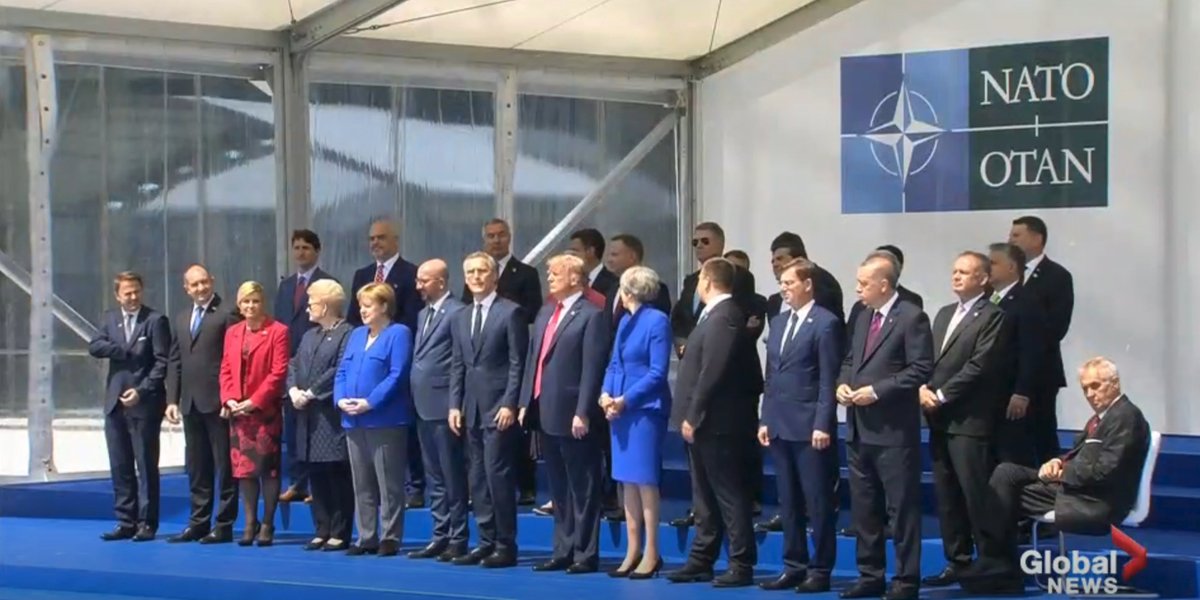 Miloš Zeman sedí při společném focení lídrů NATO v Bruselu.