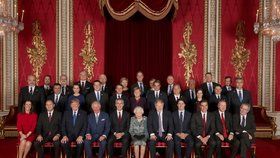 Prezident Miloš Zeman (v první řadě vpravo) nasadil na fotce s královnou Alžbětou II. šibalský úsměv. (3. 12. 2019)