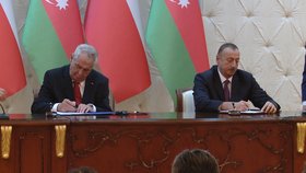 Prezidenti Zeman a Alijev při podpisu dohod
