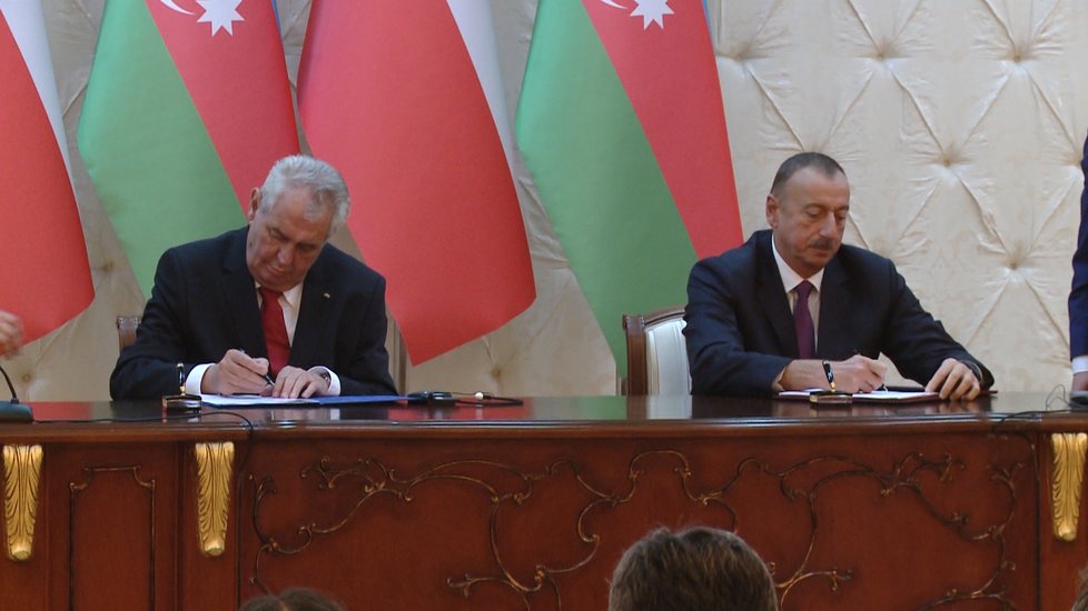 Prezidenti Zeman a Alijev při podpisu dohod