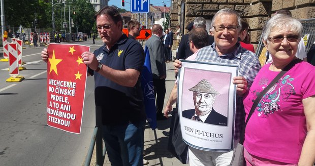 Prezidenta Zemana »přivítali« v Jihomoravském kraji demonstranti s hanlivými nápisy.