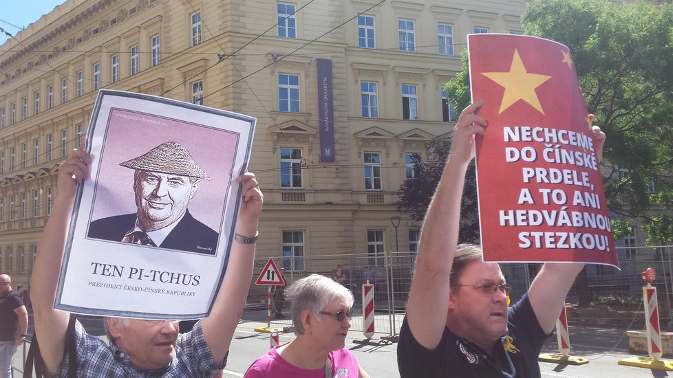 Prezidenta Zemana „přivítali“ v Jihomoravském kraji demonstranti s hanlivými nápisy.