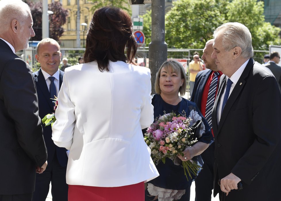 Prezident Miloš Zeman (vpravo) zahájil 29. května před sídlem Krajského úřadu v Brně třídenní návštěvu Jihomoravského kraje. Vlevo je hejtman Bohumil Šimek.