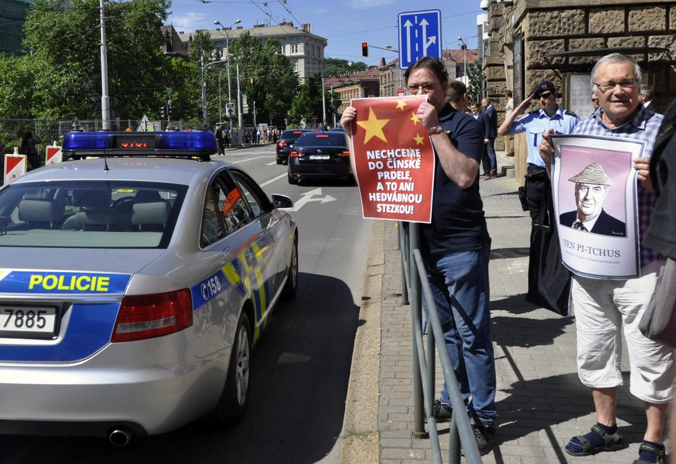 Prezidenta Zemana »přivítali« v Jihomoravském kraji demonstranti s hanlivými nápisy.