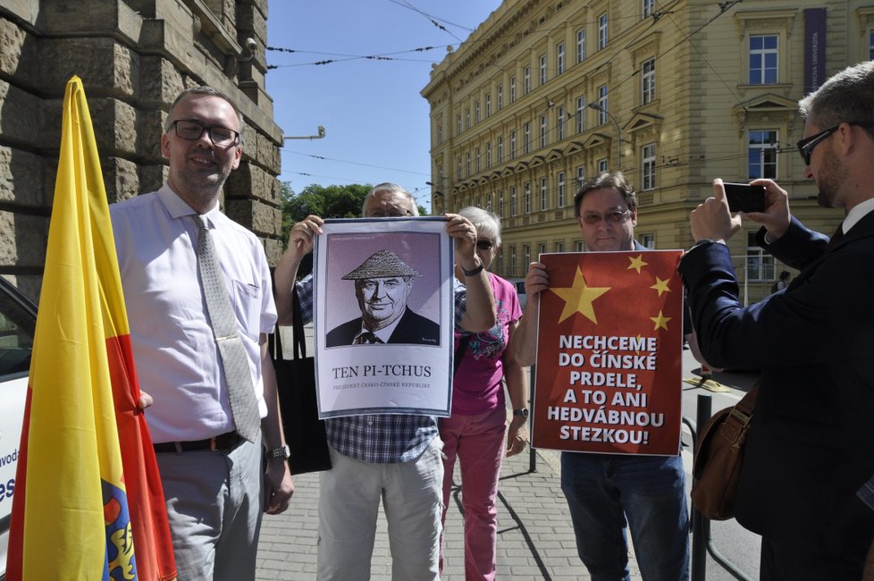 Prezidenta Zemana »přivítali« v Jihomoravském kraji demonstranti s hanlivými nápisy.