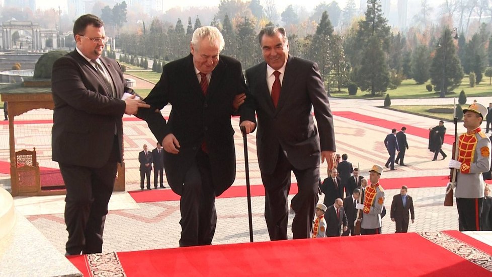 Českému prezidentu museli vydatně pomáhat protokolář Forejt, prezident Tádžikistánu (vpravo) a hůlka.