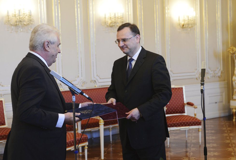 Prezident Miloš Zeman a expremiér Petr Nečas na Hradě. Dvojice na snímku z doby předávání demise