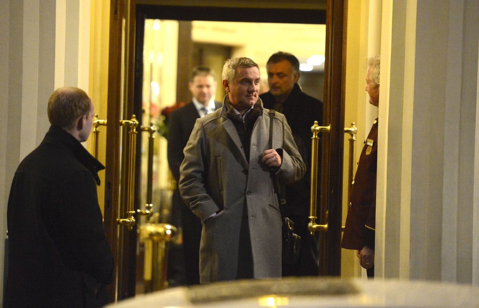 Předseda Zemanovců Vratislav Mynář vychází z Hotelu Esplanade, kde se setkal s Milošem Zemanem