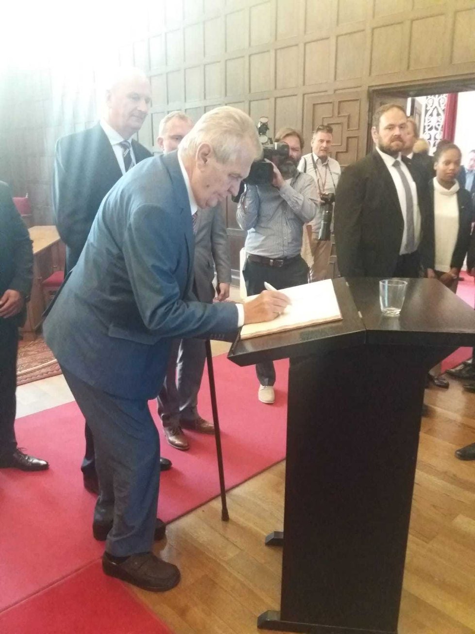 Miloš Zeman se podepsal do pamětní knihy.