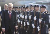 Zeman přiletěl probrat s Merkelovou migraci. Čeká ho i důvěrná schůzka