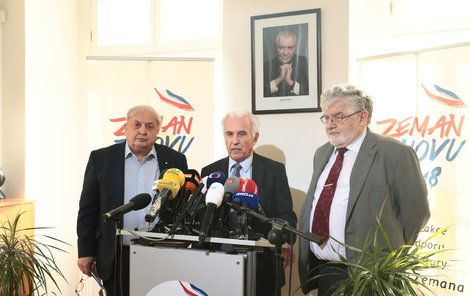 Lékaři Petruželka (zleva), Kalaš a Holcát se včera dušovali, že je prezident v pořádku.