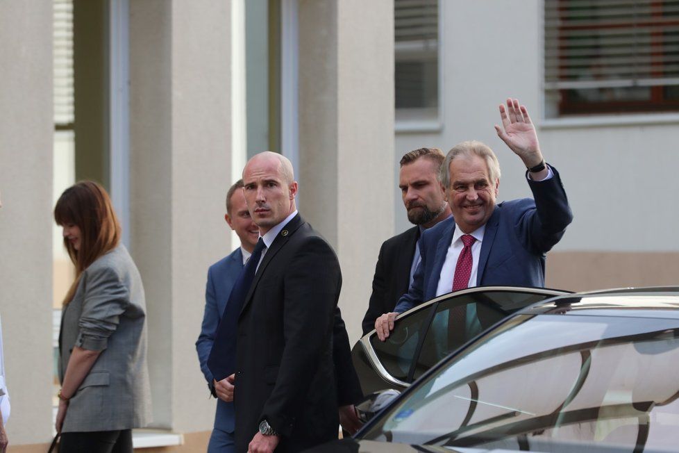 Prezident Miloš Zeman opět přijel do nemocnice. V pražských Střešovicích má strávit v rukou lékařů do neděle. Doprovodila ho opět dcera Kateřina. (17. 10. 2019)