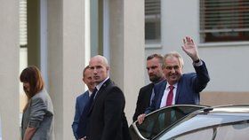 Prezident Miloš Zeman opět přijel do nemocnice. V Pražských Střešovicích má strávit v rukou lékařů do neděle. Doprovodila ho opět dcera Kateřina. (17. 10. 2019)