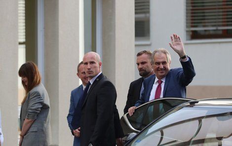 Prezident Miloš Zeman opět přijel do nemocnice. V Pražských Střešovicích má strávit v rukou lékařů do neděle. Doprovodila ho opět dcera Kateřina. (17. 10. 2019)