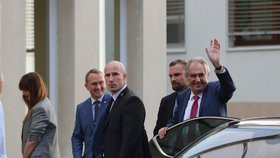 Prezident Miloš Zeman opět přijel do nemocnice. V pražských Střešovicích má strávit v rukou lékařů čas do neděle. Doprovodila ho opět dcera Kateřina. (17. 10. 2019)