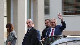 Prezident Miloš Zeman opět přijel do nemocnice. V Pražských Střešovicích má strávit v rukou lékařů do neděle. Doprovodila ho opět dcera Kateřina. (17. 10. 2019)