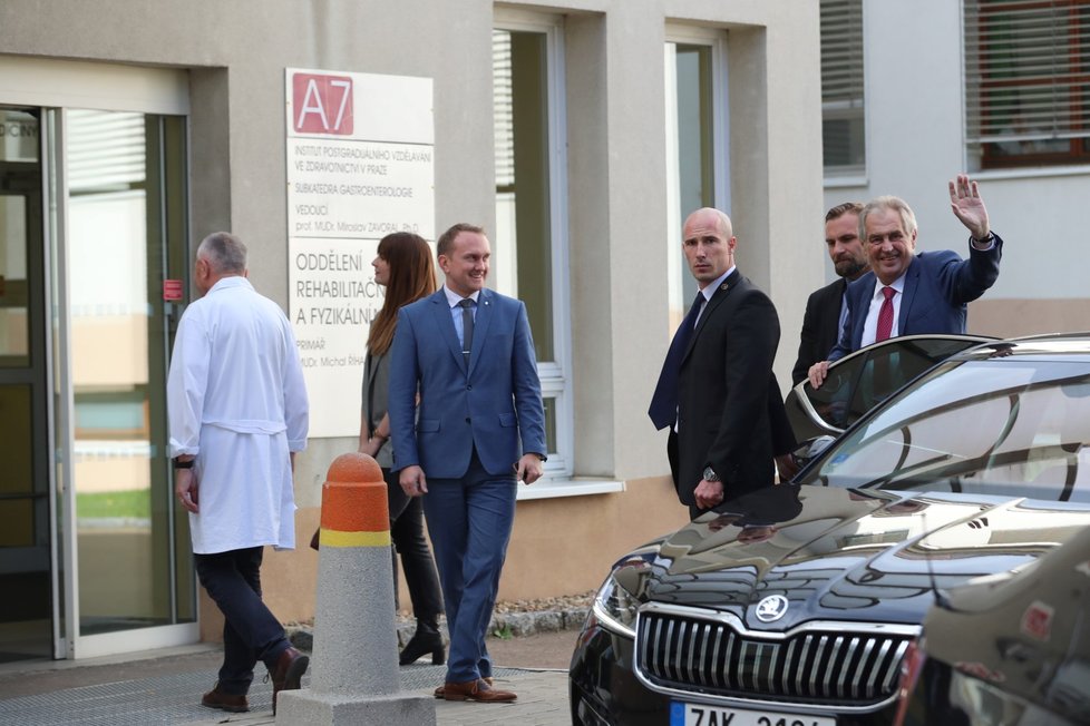 Prezident Miloš Zeman je opět v nemocnici. K hospitalizaci do ÚVN nastoupil 17. 10. krátce před 13 hodinou.