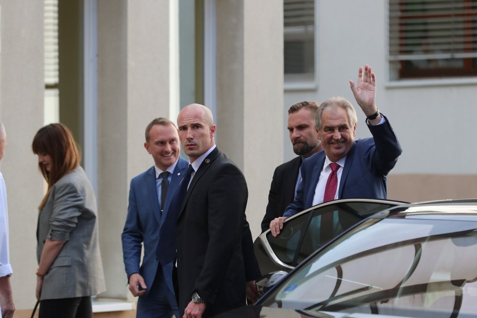 Prezident Miloš Zeman opět přijel do nemocnice. V pražských Střešovicích má strávit pobyt v rukou lékařů do neděle. Doprovodila ho opět dcera Kateřina. (17. 10. 2019)