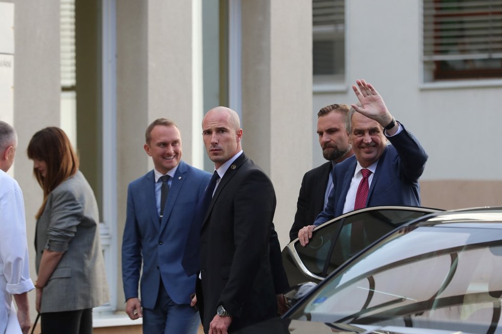 Prezident Miloš Zeman opět přijel do nemocnice. V pražských Střešovicích má strávit v rukou lékařů čas do neděle. Doprovodila ho opět dcera Kateřina. (17. 10. 2019)