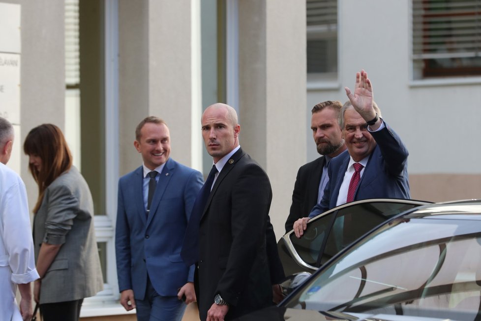 Prezident Miloš Zeman opět přijel do nemocnice. V pražských Střešovicích má strávit pobyt v rukou lékařů do neděle. Doprovodila ho opět dcera Kateřina. (17. 10. 2019)