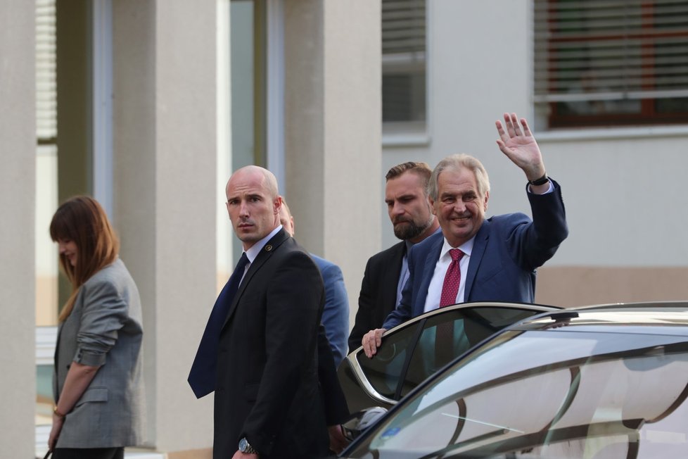 Prezident Miloš Zeman opět přijel do nemocnice. V pražských Střešovicích má strávit v rukou lékařů do neděle. Doprovodila ho opět dcera Kateřina (17. 10. 2019).