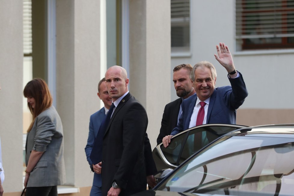 Prezident Miloš Zeman opět přijel do nemocnice. V Pražských Střešovicích má strávit v rukou lékařů do neděle. Doprovodila ho opět dcera Kateřina. (17. 10. 2019)