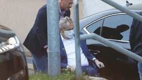 Prezident Miloš Zeman při příjezdu do Ústřední vojenské nemocnice v Praze (14. 9. 2021)