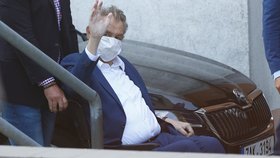 Prezident Miloš Zeman při příjezdu do Ústřední vojenské nemocnice v Praze (14. 9. 2021)