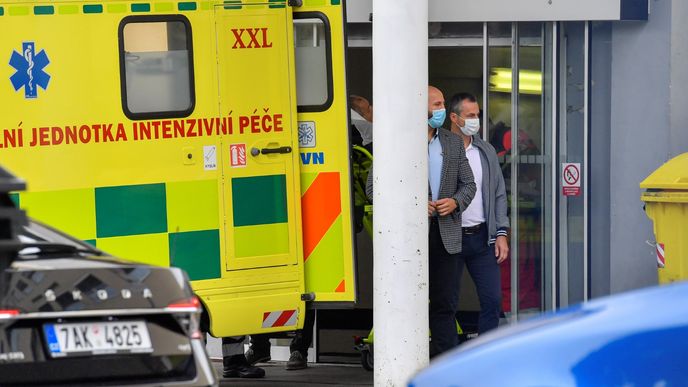 Prezident Miloš Zeman opustil 29. srpna 2020 v sanitce Ústřední vojenskou nemocnici v Praze, kde se podrobil operaci zlomené paže. 