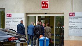 Prezident Zeman zamířil dobrovolně na vyšetření do nemocnice před několika týdny,  doprovodila ho dcera Kateřina. (24.9.2019)
