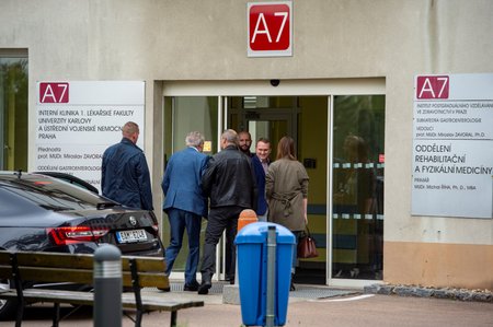 Prezident Miloš Zeman před Ústřední vojenskou nemocnicí v Praze, kde se podrobil lékařskému vyšetření.