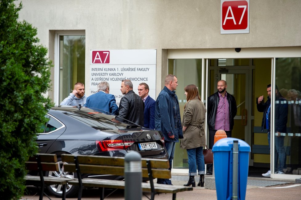 Prezident Zeman zamířil dobrovolně na vyšetření do nemocnice před několika týdny,  doprovodila ho dcera Kateřina. (24.9.2019)